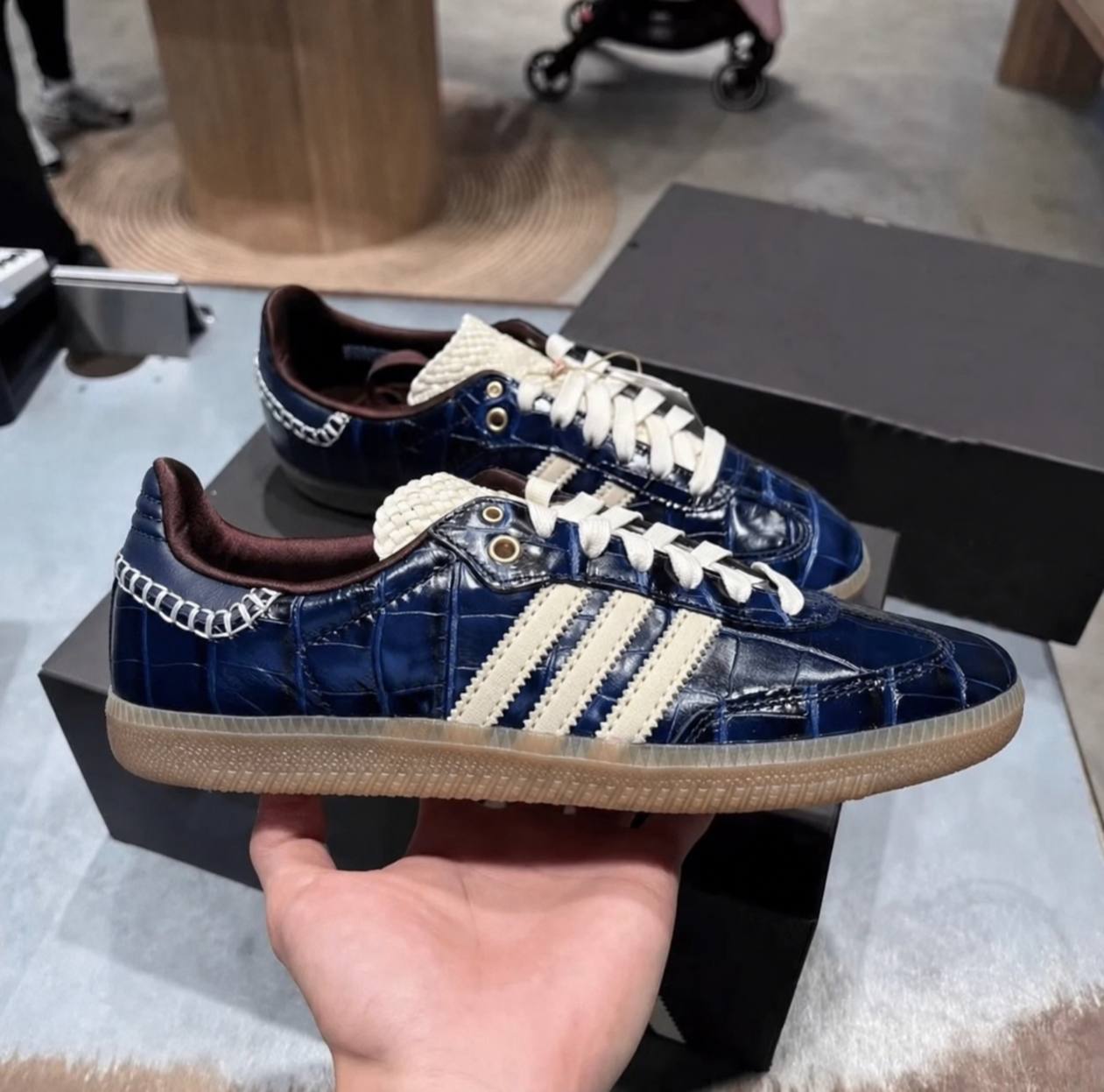 Baskets Adidas Samba effet crocodile bleu marine