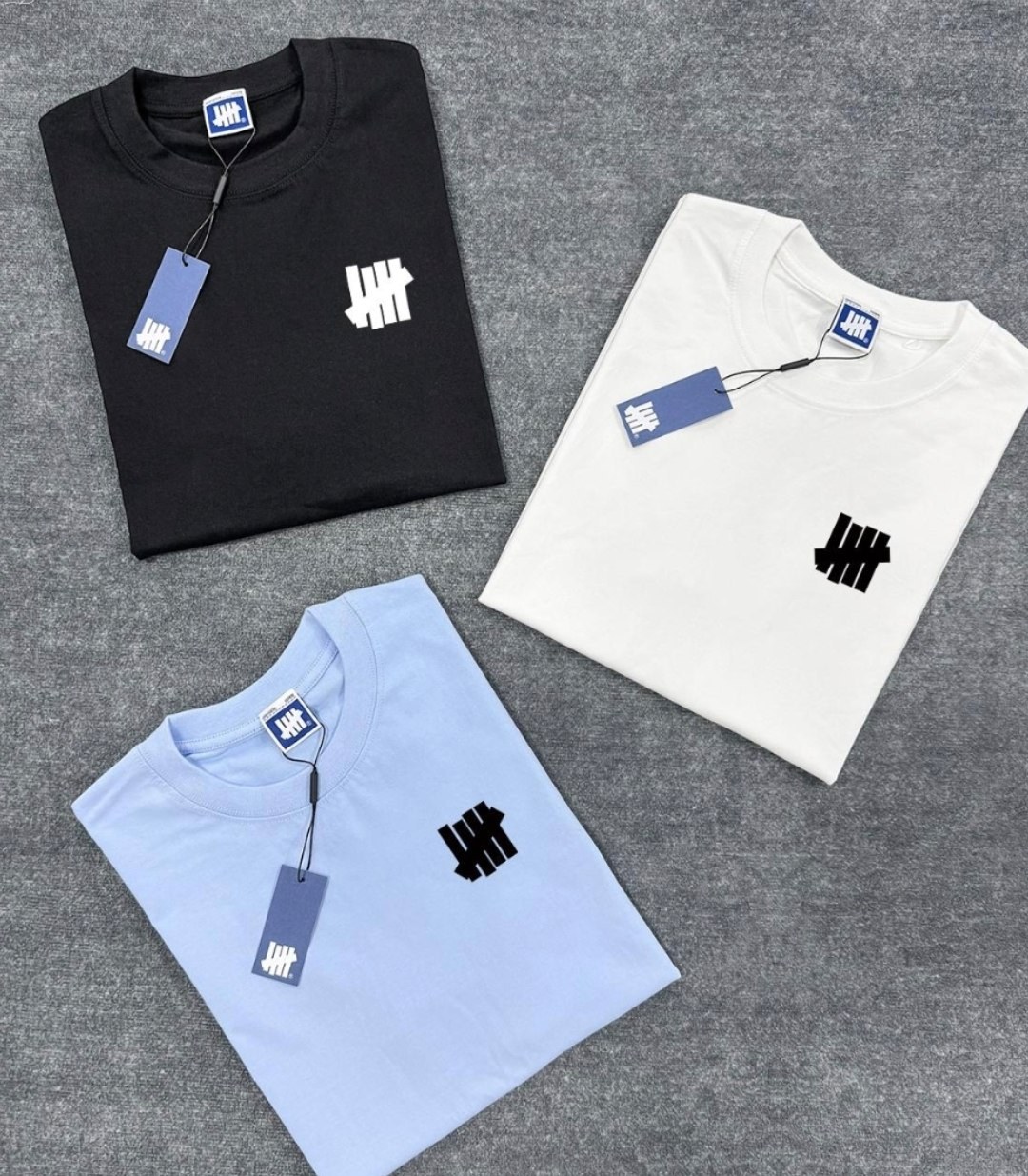 T-shirts Undefeated logo poitrine