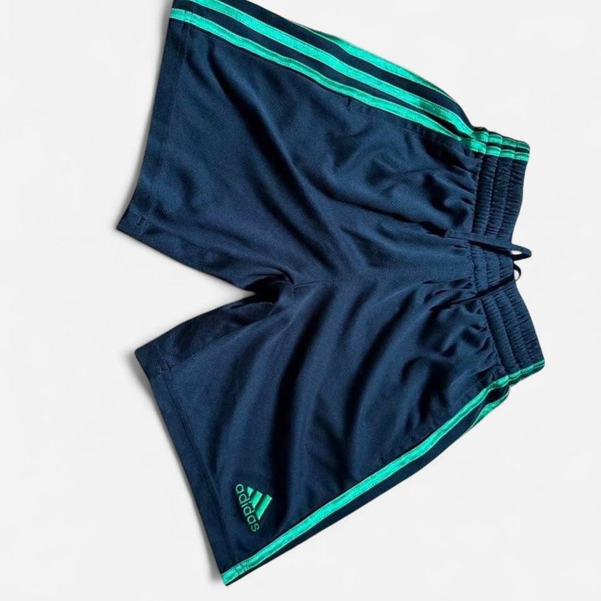 Short de sport Adidas bleu marine et vert fluo