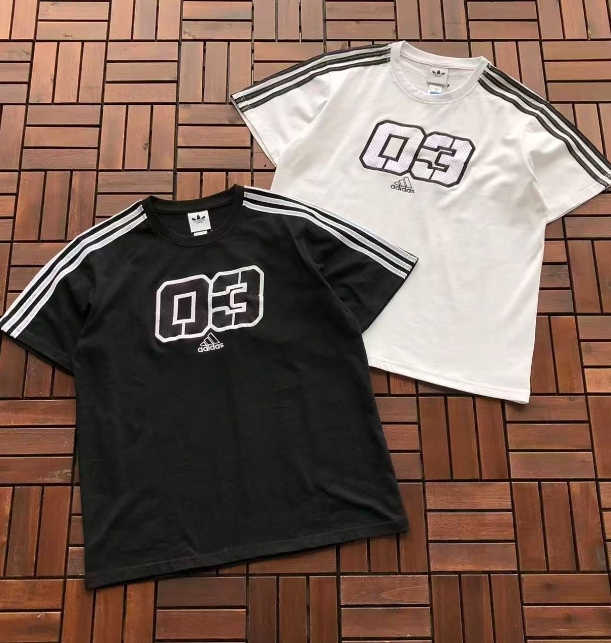 T-shirt Adidas à bandes et numéro 03