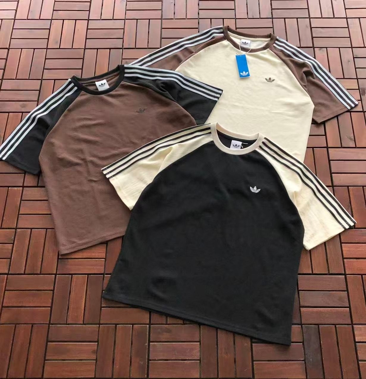 T-shirts bicolores Adidas raglan à 3 bandes