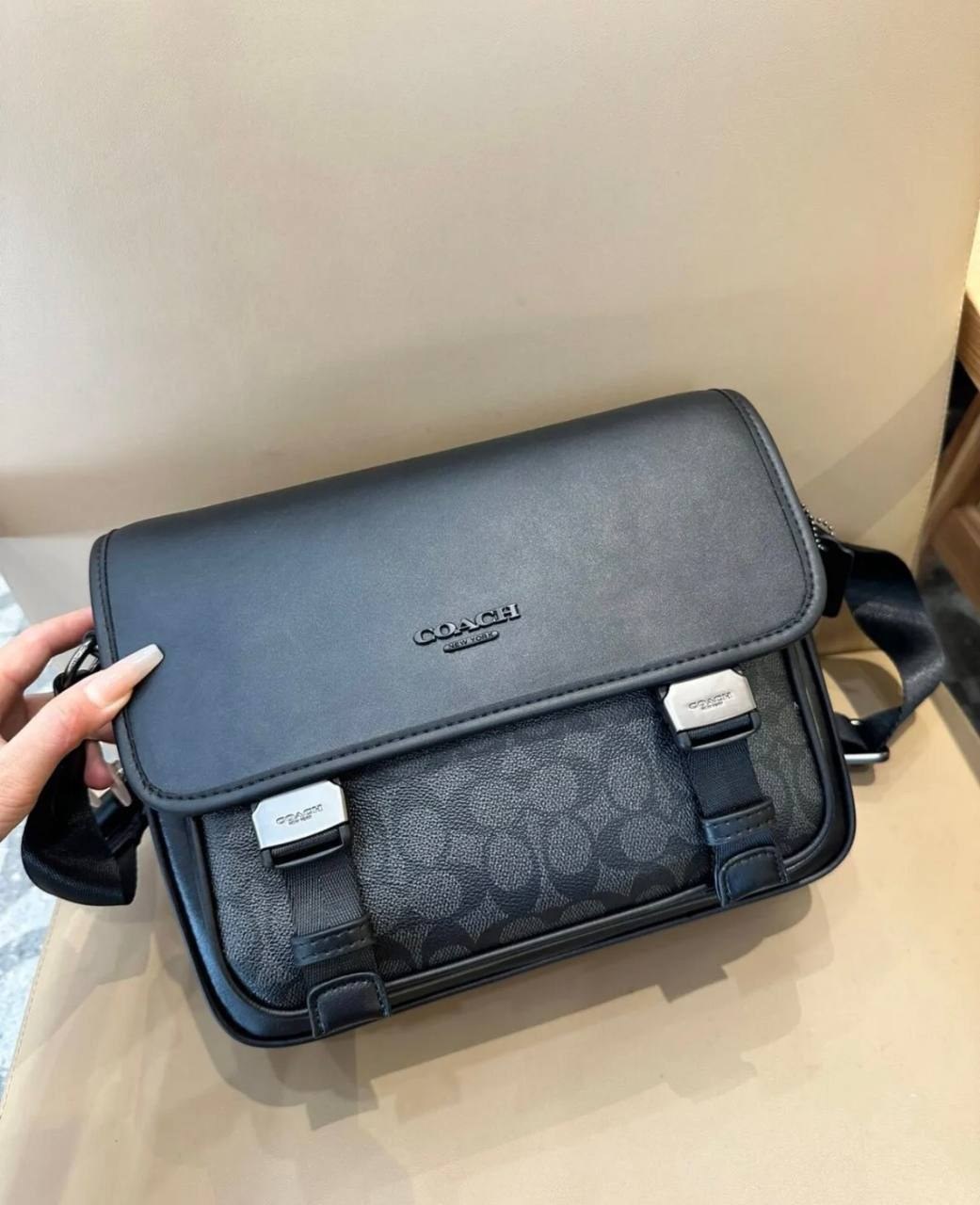 Sacoche bandoulière Coach monogramme et cuir noir
