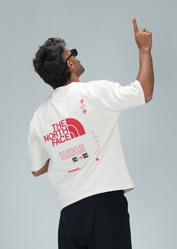 T-shirt The North Face blanc imprimé dos rouge
