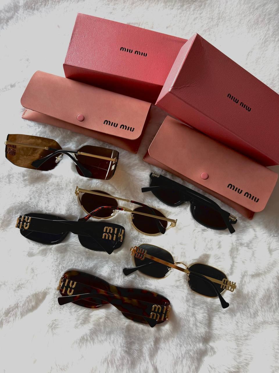 Lot de lunettes de soleil Miu Miu avec étuis