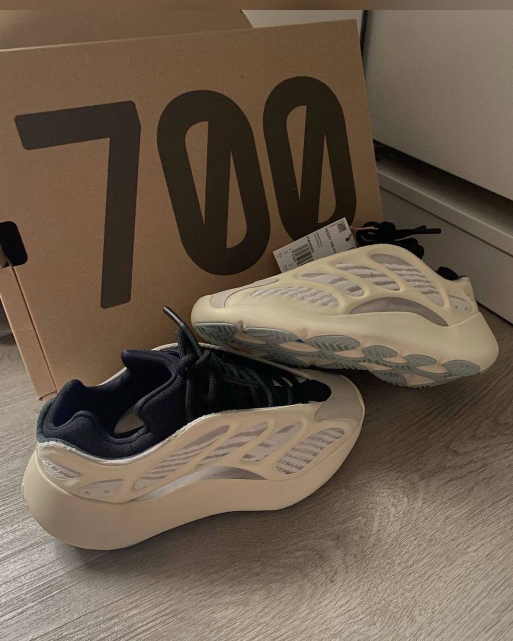 Baskets Adidas Yeezy 700 V3 Azael