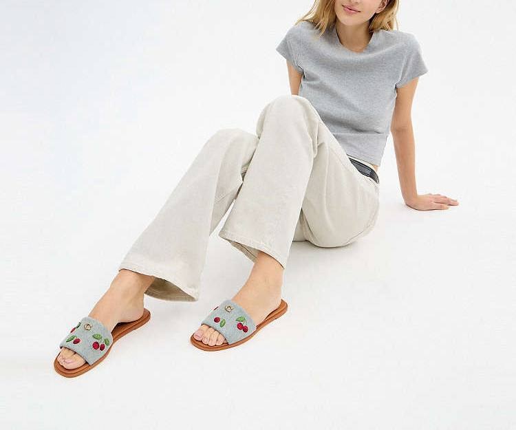 Mules plates Coach en denim broderies cerises