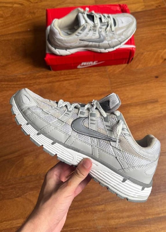 Baskets Nike P-6000 gris clair et argenté