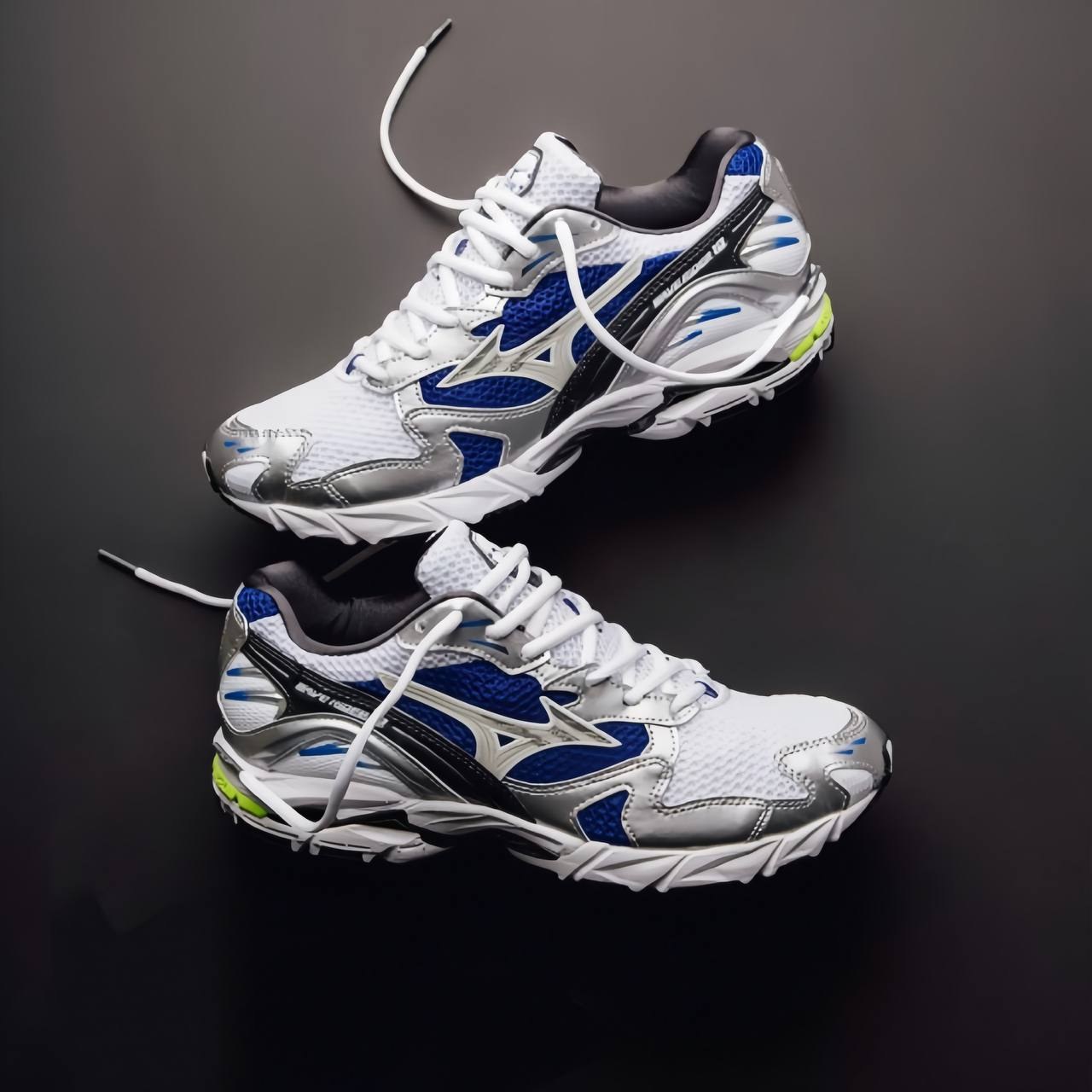 Baskets Mizuno Wave Rider 10 blanc et bleu