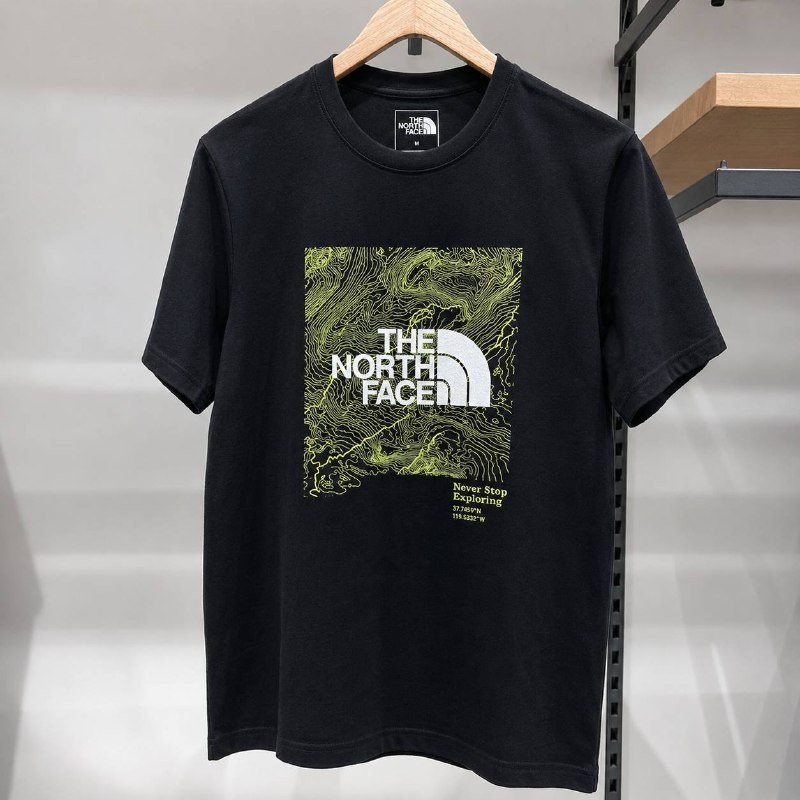 T-shirt noir The North Face motif topographique