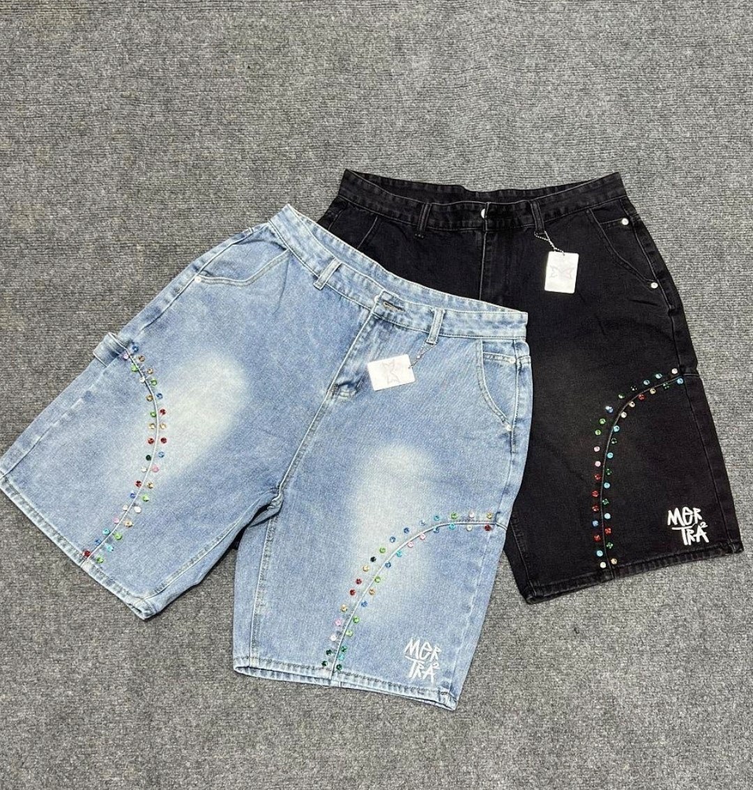 Bermuda en jean Mertra orné de strass colorés