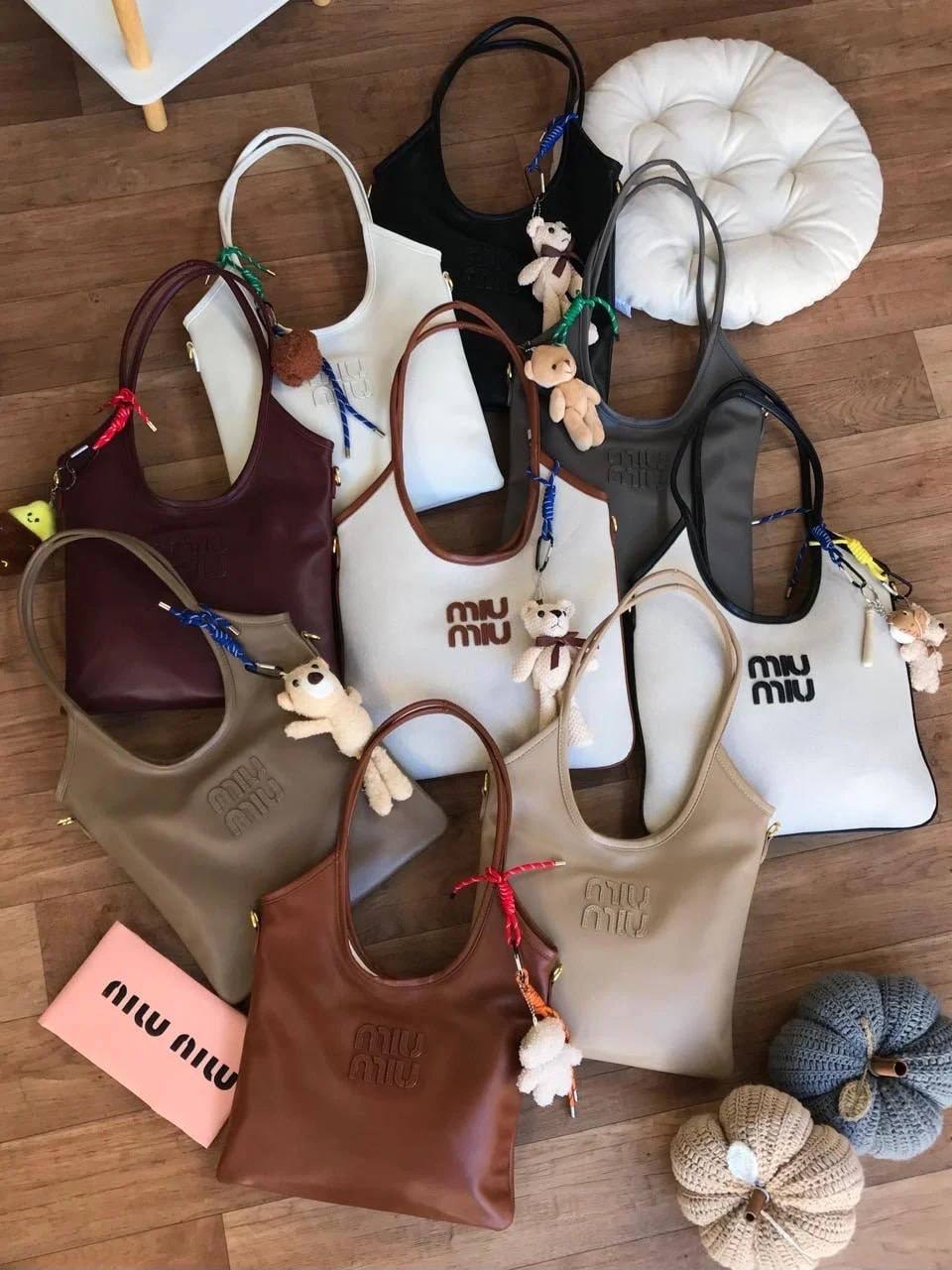 Sacs cabas Miu Miu en similicuir avec porte-clé