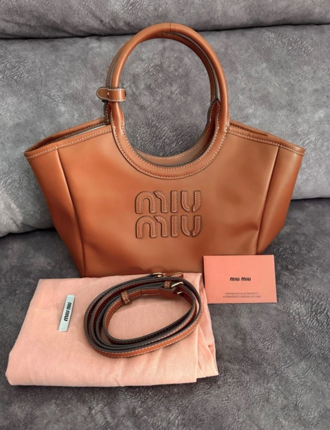 Sac cabas Miu Miu en cuir lisse marron cognac
