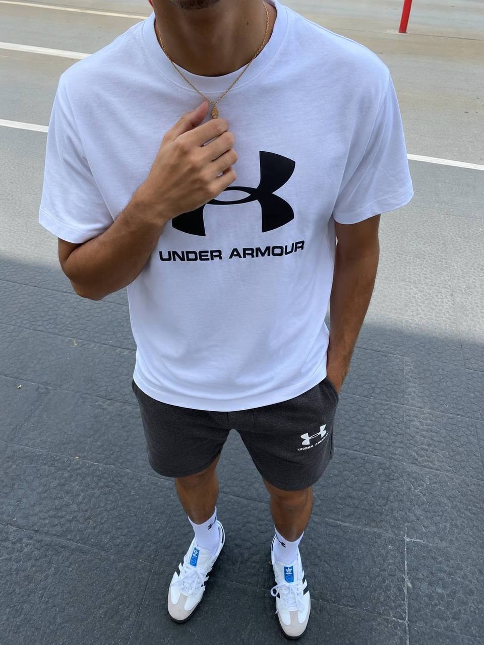 T-shirt Under Armour blanc à grand logo noir