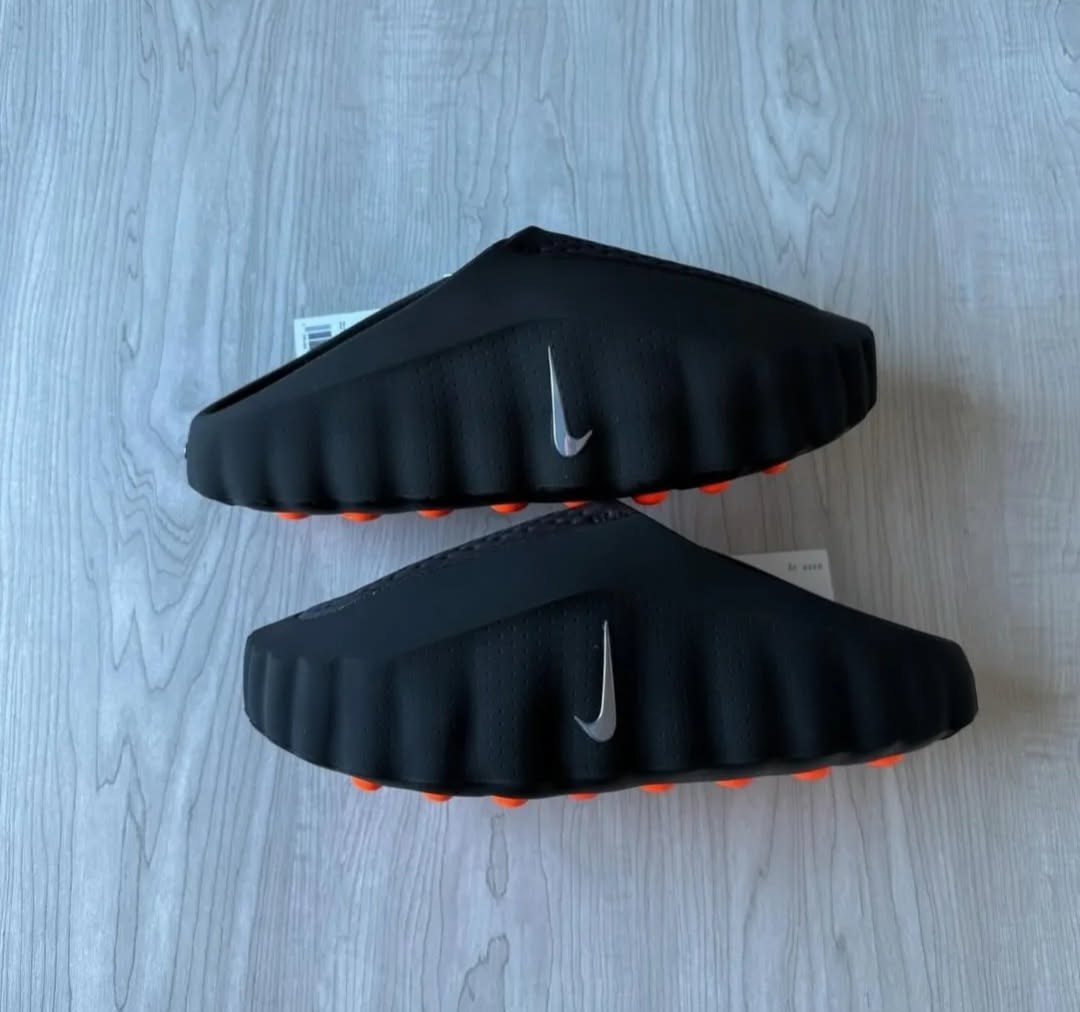 Mules claquettes Nike Calm noires et semelle orange