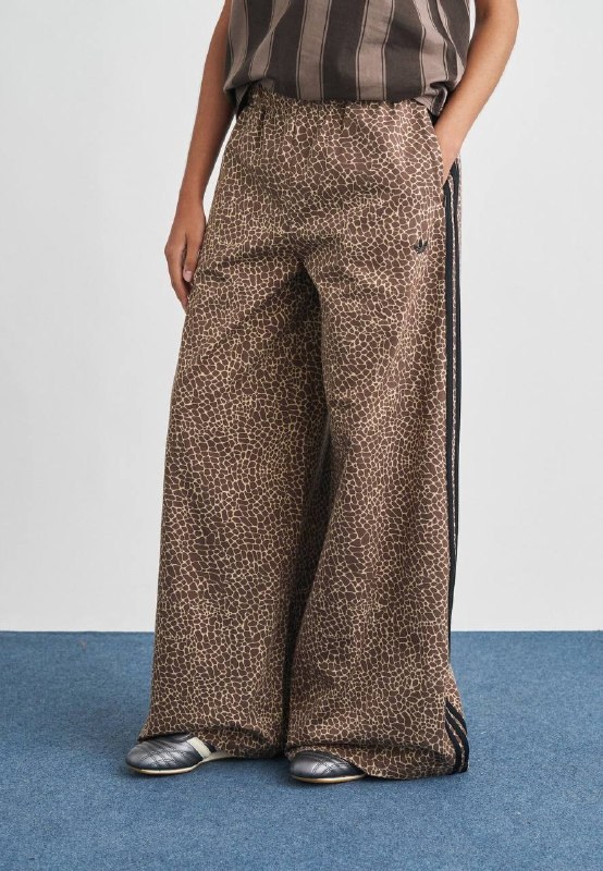 Pantalon large fluide Adidas motif girafe