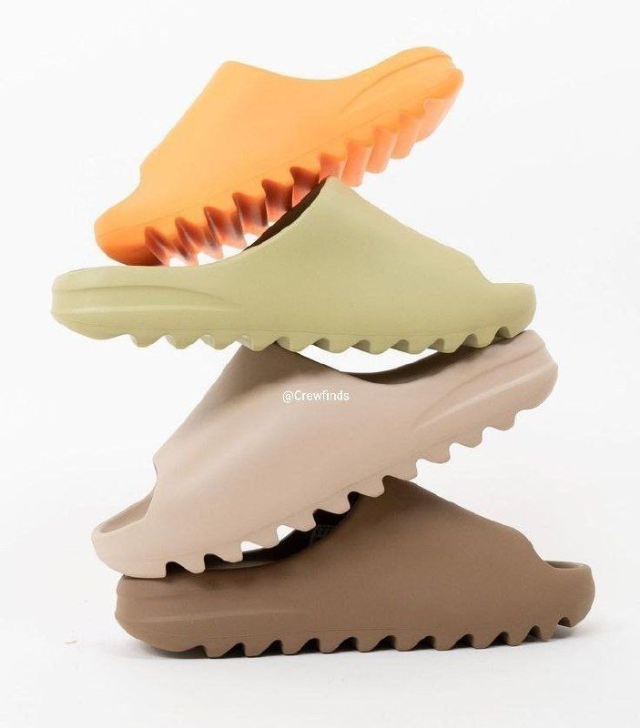 Claquettes Yeezy Slide multicolores empilées