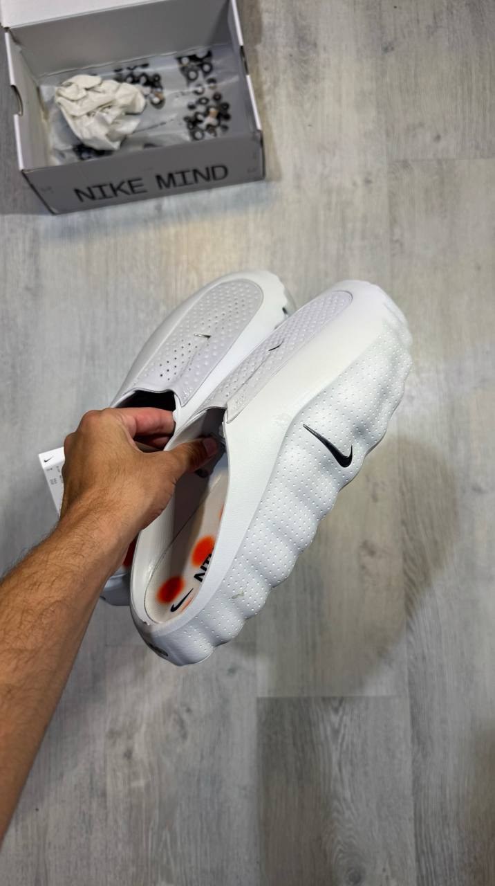 Mules Nike Mind 001 blanches à perforations