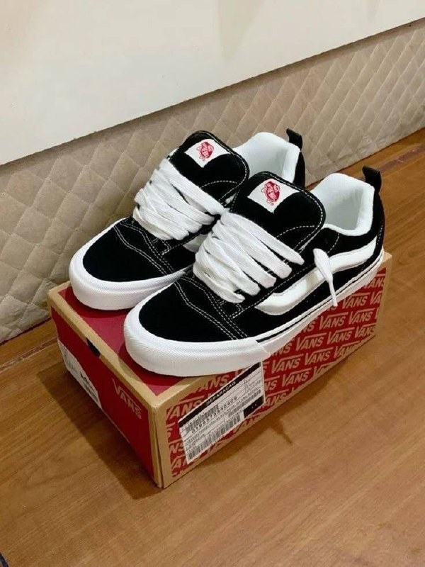 Baskets Vans Knu Skool noires et blanches