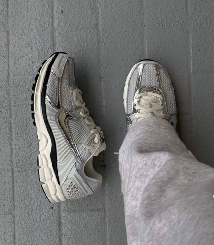 Baskets Nike Zoom Vomero 5 argentées et blanches