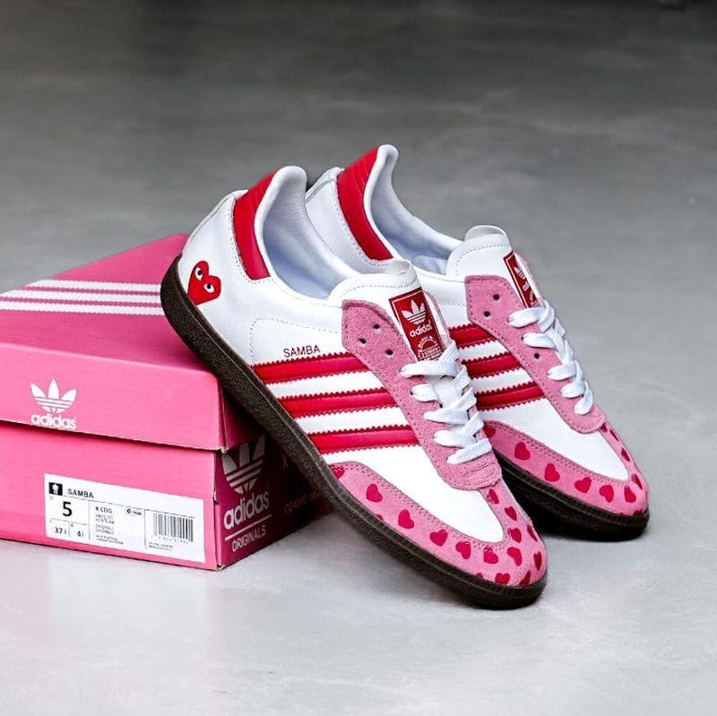 Baskets Adidas Samba blanches et roses à cœurs