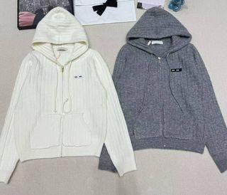 Sweat zippé à capuche Miu Miu en maille côtelée