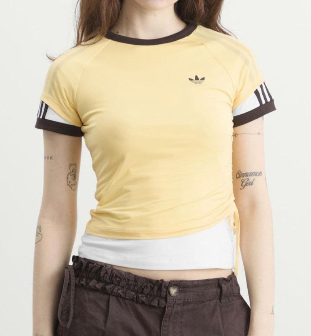 T-shirt court Adidas jaune à bords marron
