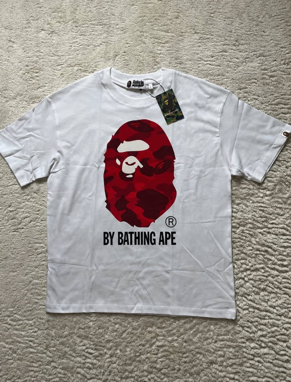 T-shirt BAPE blanc imprimé tête de singe camouflage rouge