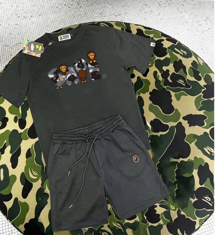 Ensemble t-shirt et short Bape gris anthracite