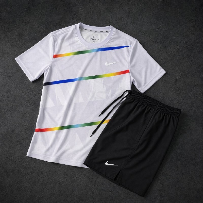 Ensemble t-shirt blanc rayé et short Nike