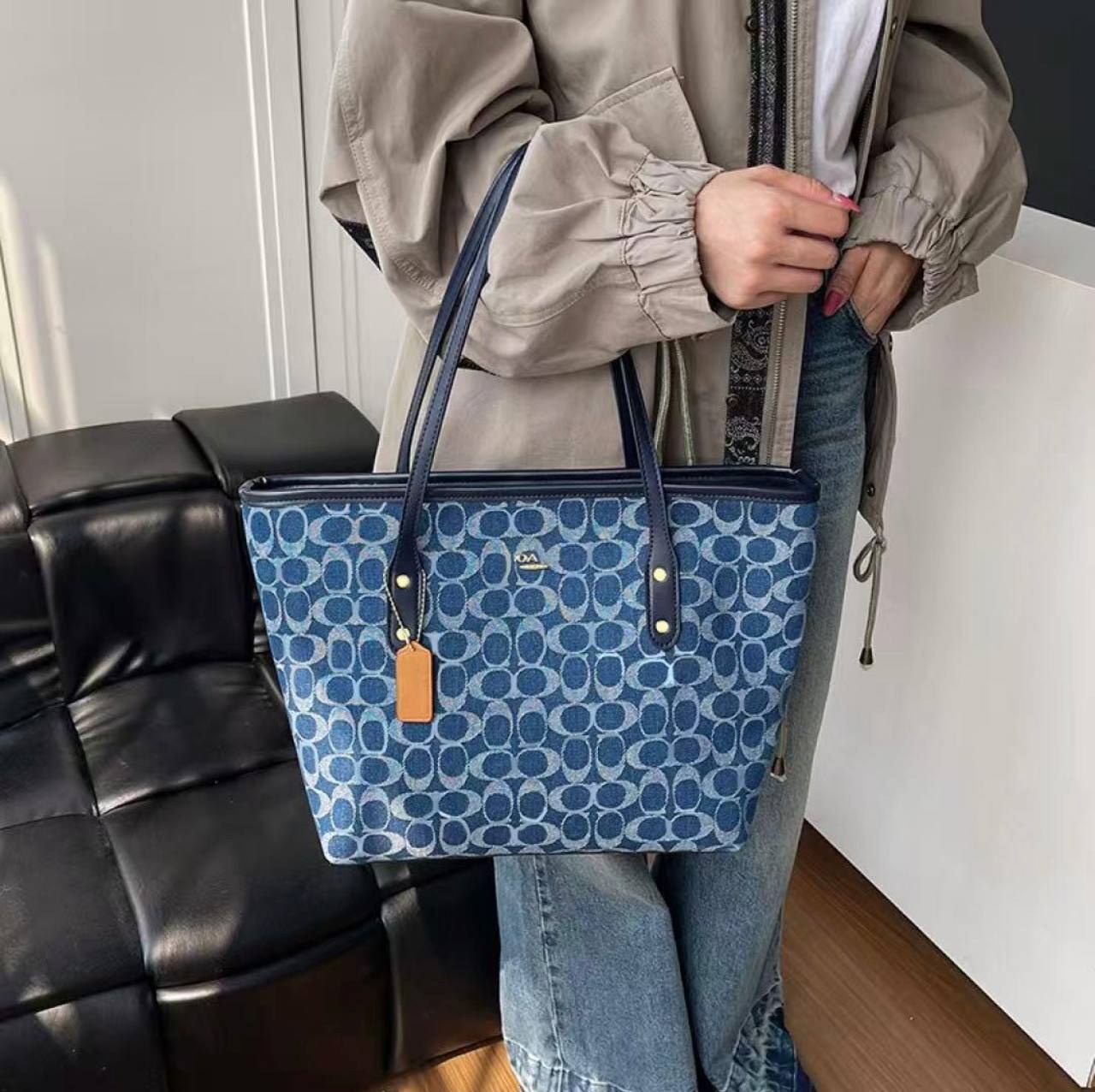 Cabas Coach monogramme en denim bleu