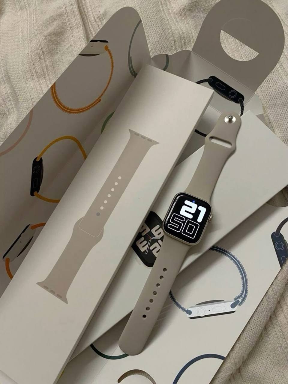 Montre connectée avec bracelet en silicone beige