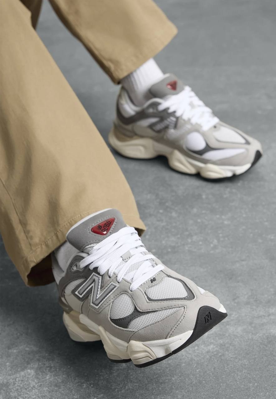 Baskets New Balance 9060 grises et beiges portées