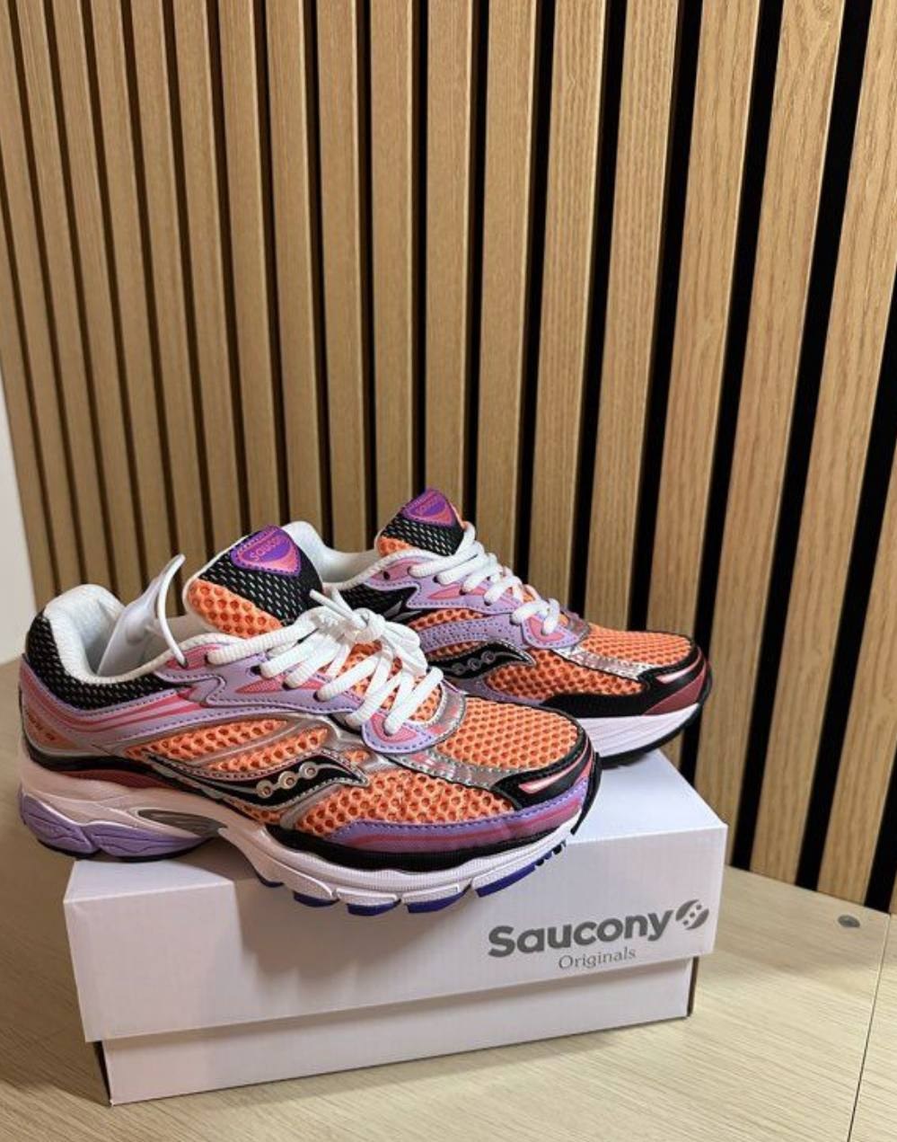 Baskets Saucony ProGrid Omni 9 orange et violettes