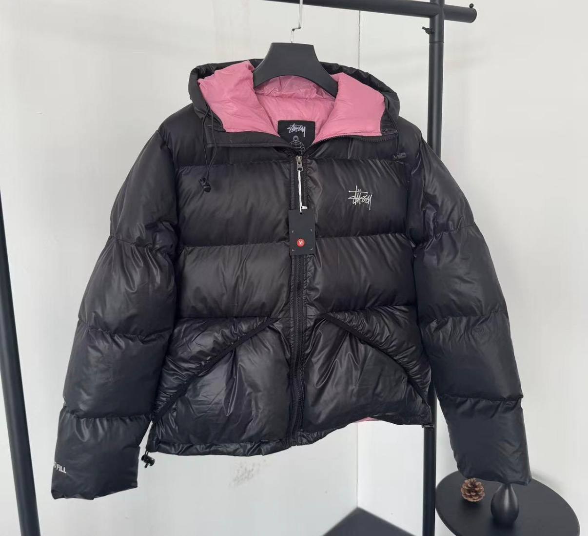Doudoune à capuche Stüssy noire et rose
