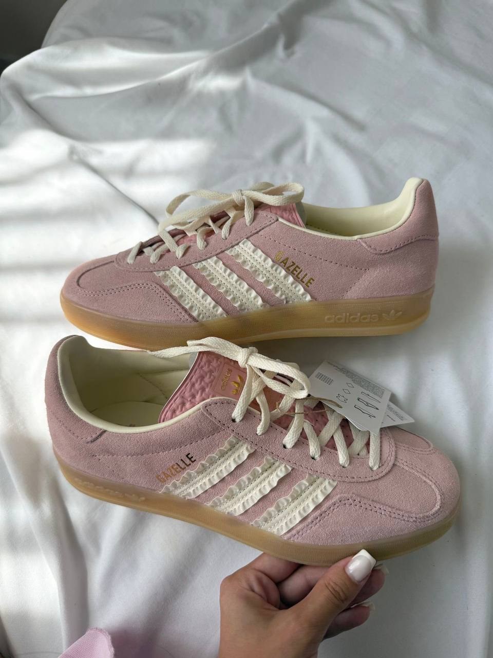 Baskets Adidas Gazelle roses à volants