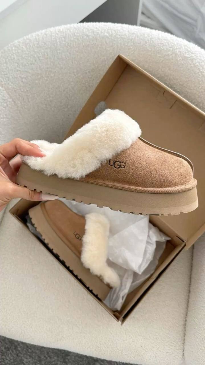 Mules compensées UGG en suède beige et fausse fourrure