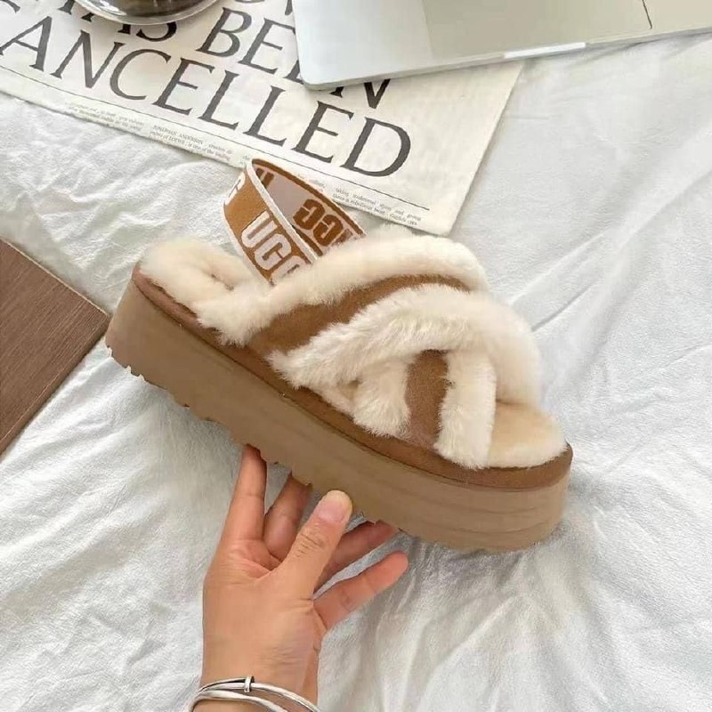 Sandales compensées fourrées UGG à brides