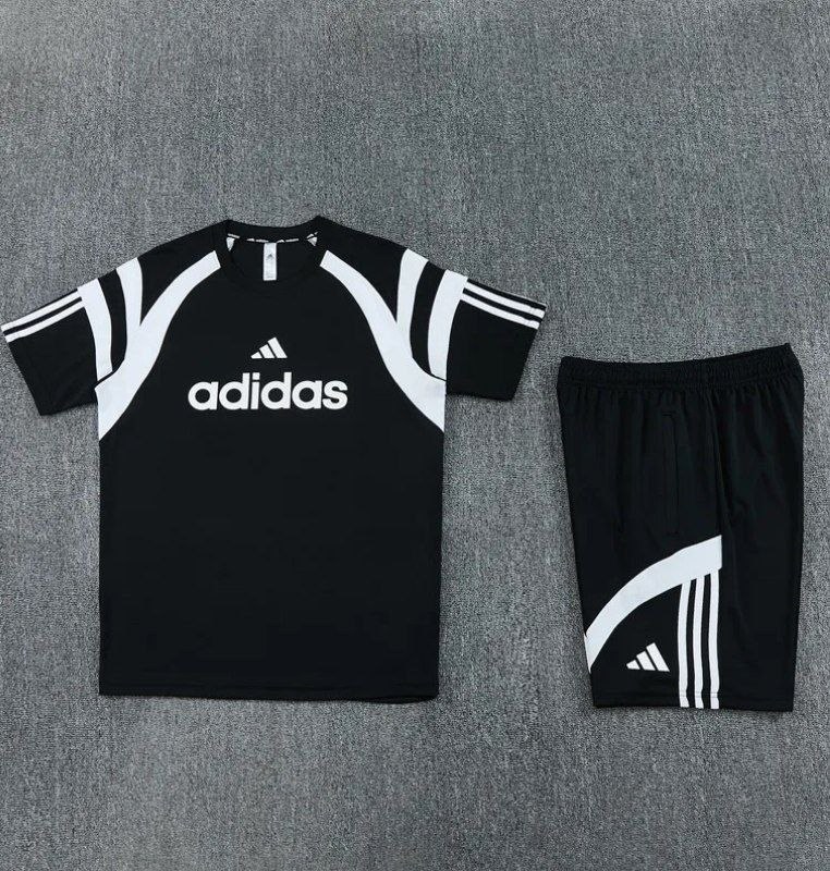 Ensemble Adidas t-shirt et short noir et blanc