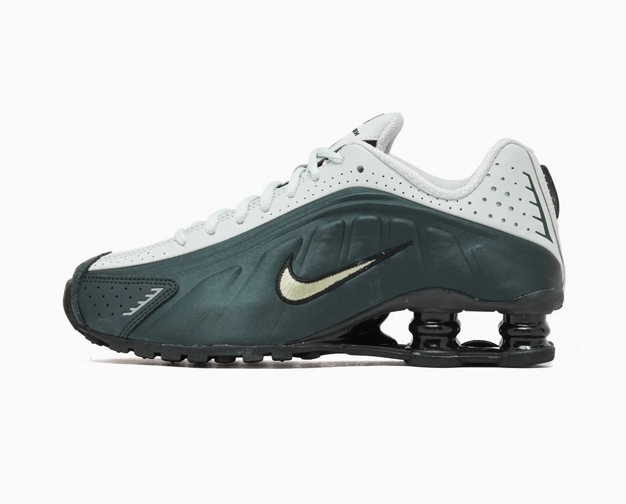 Baskets Nike Shox R4 blanc et vert foncé