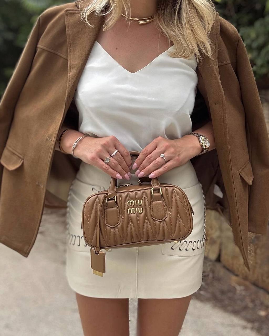 Mini sac bowling Miu Miu en cuir matelassé beige