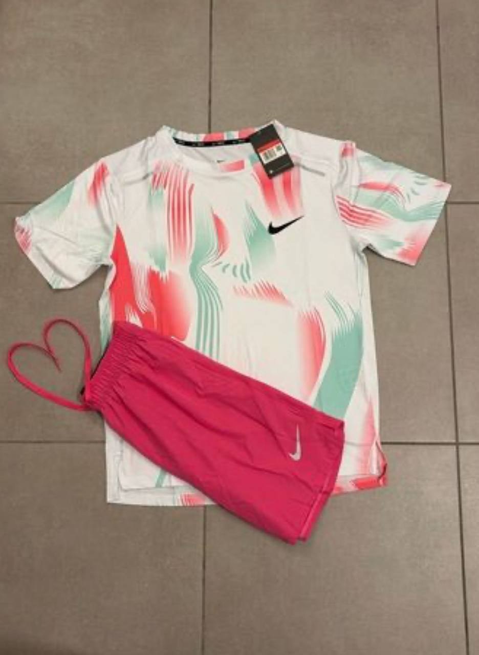 Ensemble Nike t-shirt imprimé et short rose
