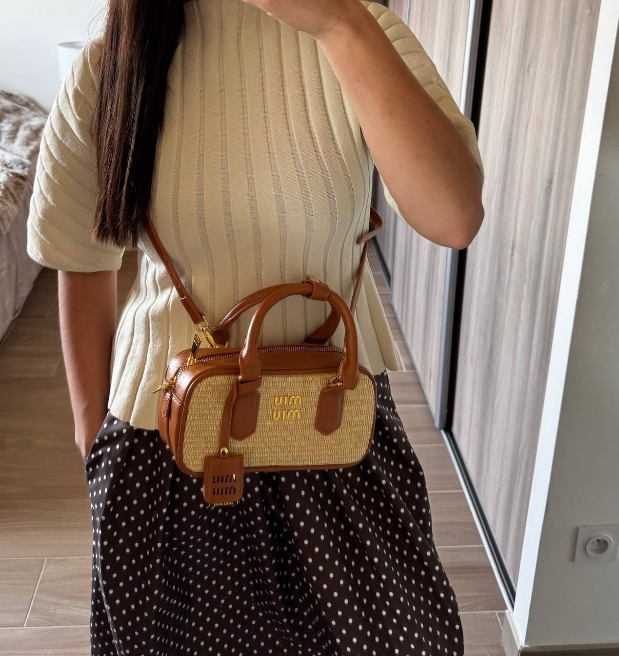 Mini sac polochon Miu Miu en raphia et cuir cognac