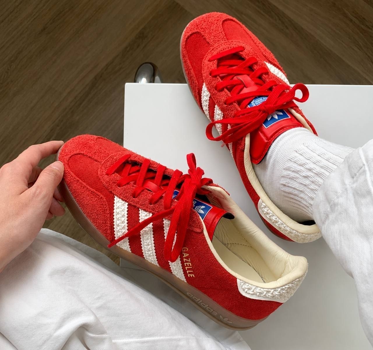 Baskets Adidas Gazelle en daim rouge et blanc