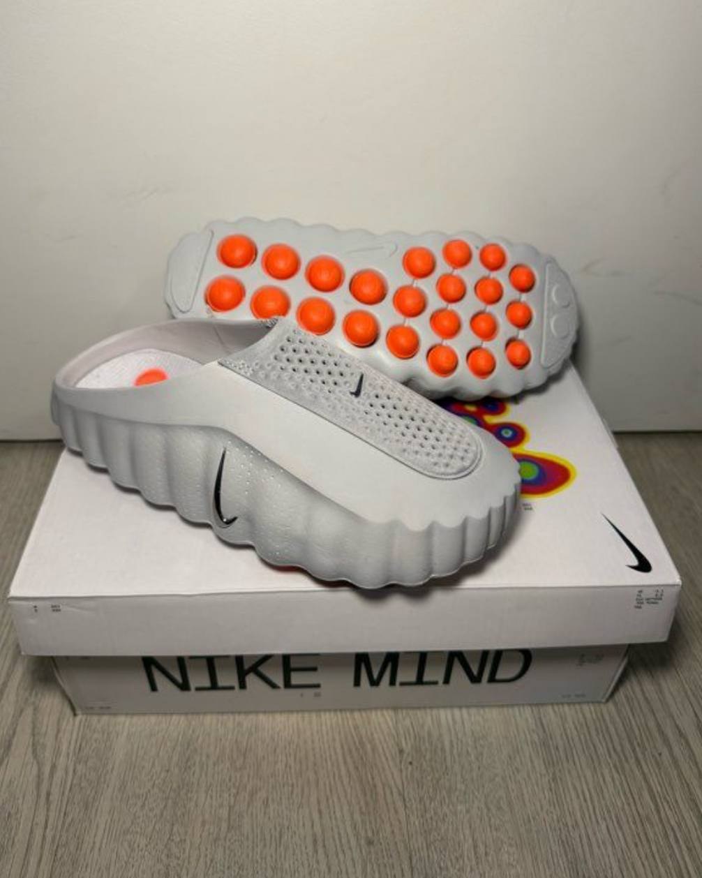 Mules Nike Mind 001 grises à picots orange