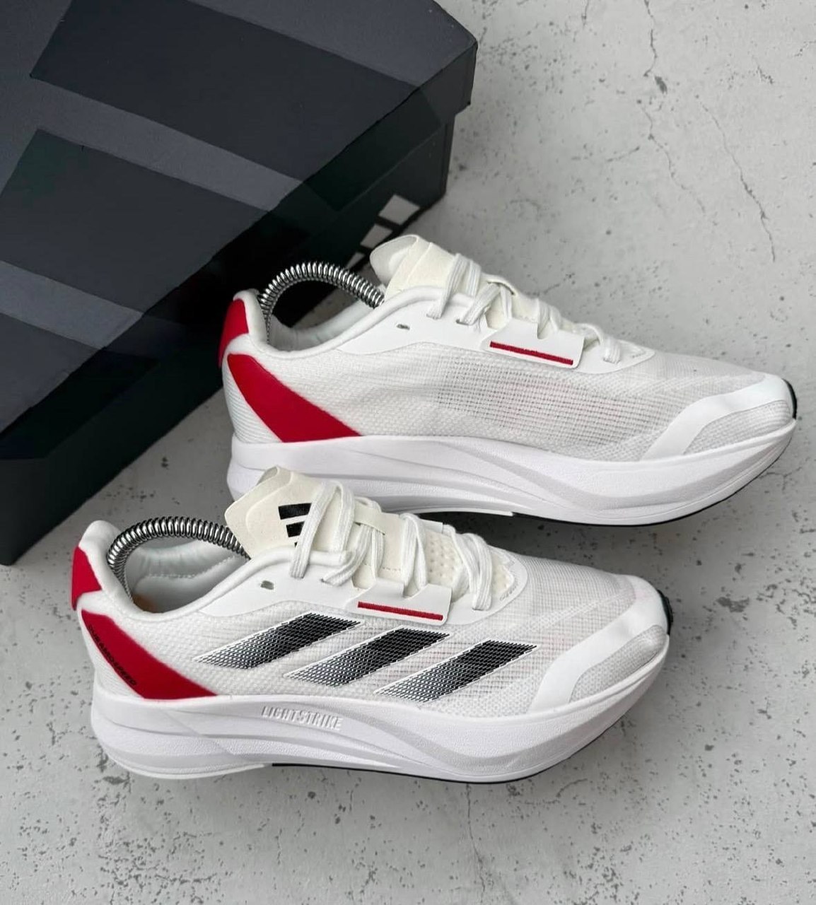 Baskets Adidas Adizero blanches et rouges