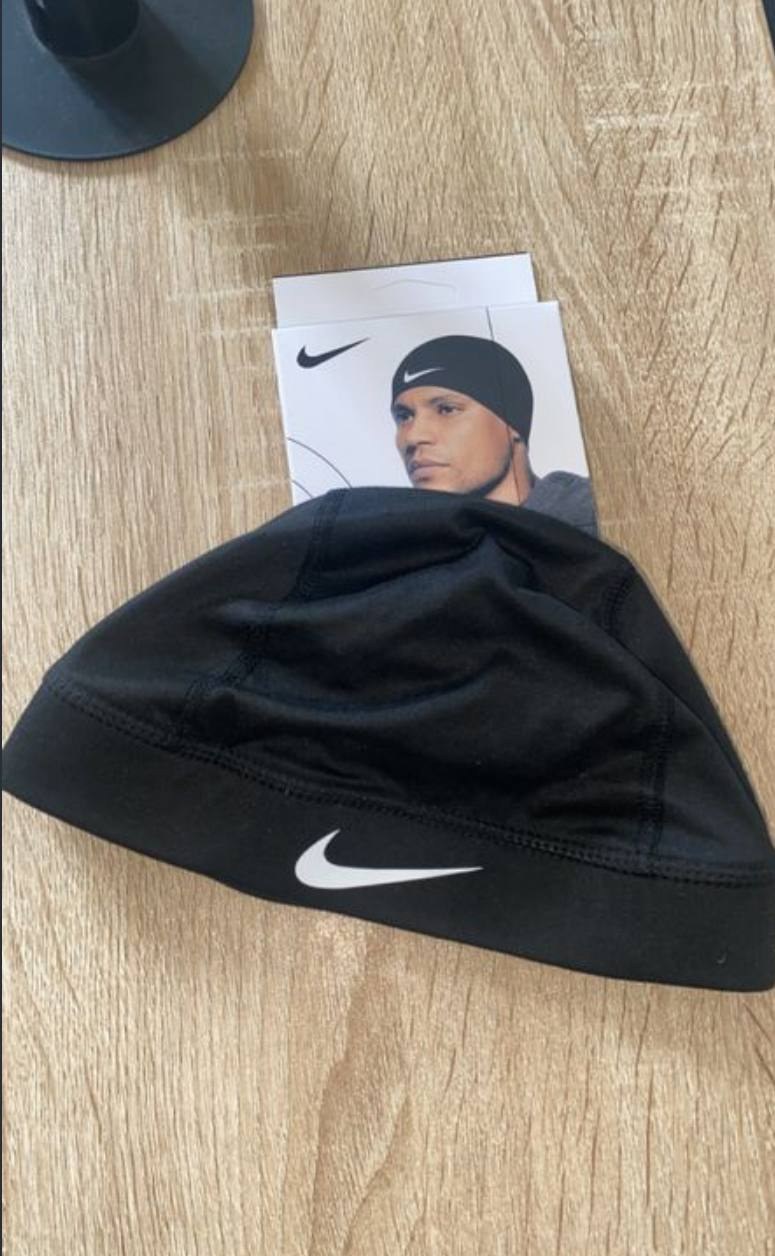 Bonnet de running fin Nike noir à logo blanc