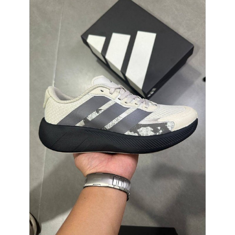 Baskets de running Adidas grises et noires