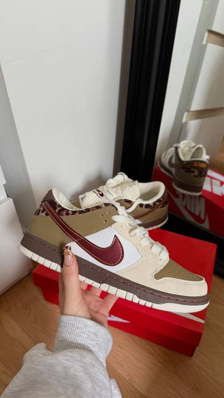 Baskets Nike Dunk Low marron à motif léopard