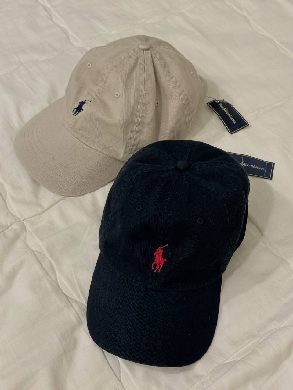 Casquettes Ralph Lauren brodées beige et noire