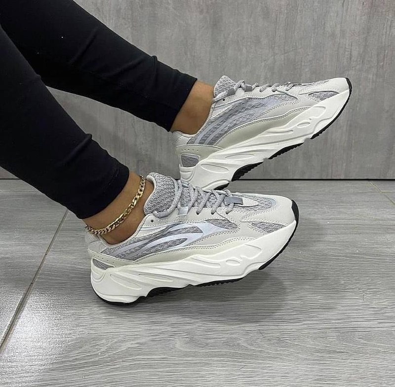 Yeezy 700 V1 V2